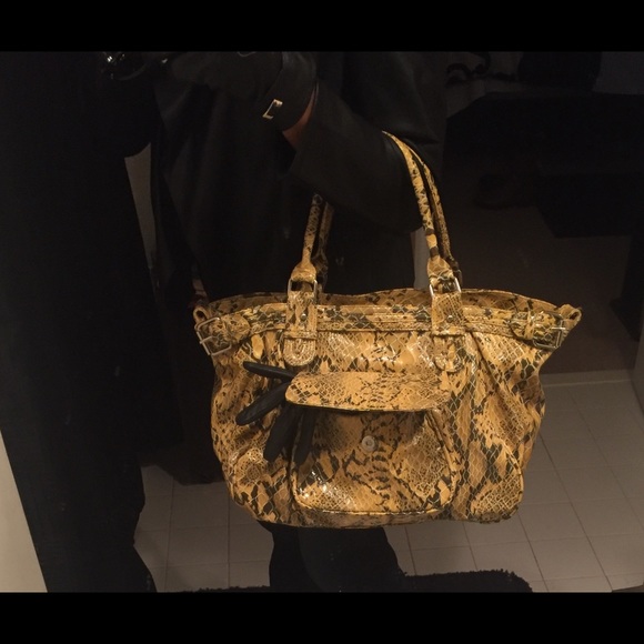 💥💥new Reduction💥Gold snake print shoulder bag. - Picture 3 of 8